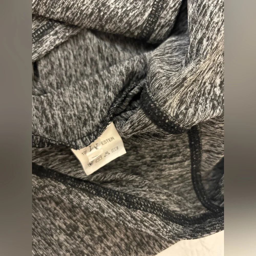 Active Top Women's Sz Medium Gray Long Sleeve 1/4 Zip Shirt Moisture Control​ - Picture 4 of 4